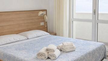 Superior Tek Büyük Yataklı Oda, Balkon | Odada kasa, masa, ücretsiz kablosuz İnternet, çarşaf takımı