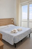 Superior Tek Büyük Yataklı Oda, Balkon | Odada kasa, masa, ücretsiz kablosuz İnternet, çarşaf takımı