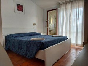 Een kluis op de kamer, een bureau, gratis babybedden, gratis wifi