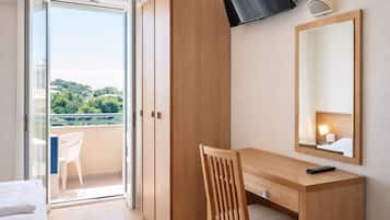 Zimmersafe, Schreibtisch, kostenloses WLAN, Bettwäsche