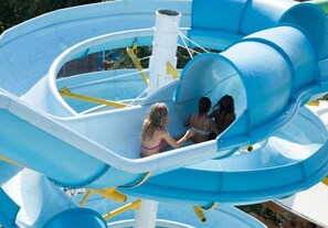 Private beach, white sand, beach umbrellas, beach towels - Hotel Brezza (Rimini)