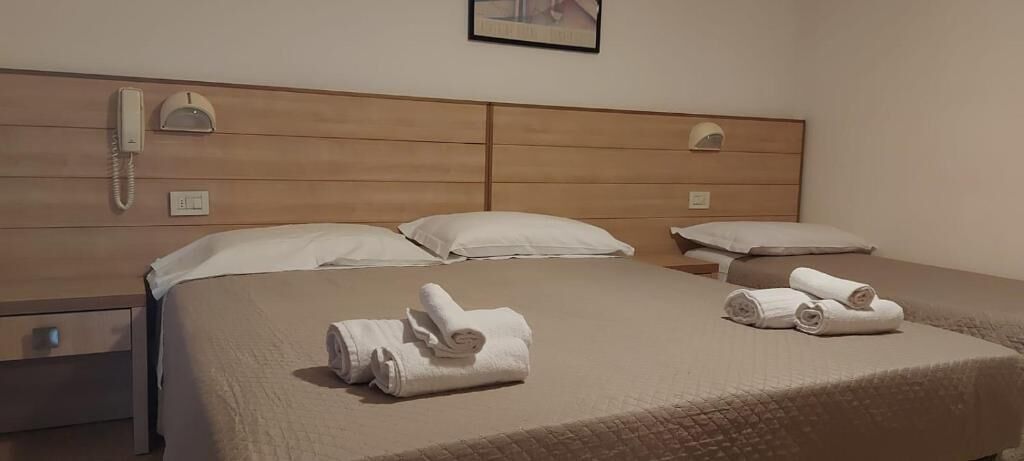 Comfort driepersoonskamer, balkon | Een kluis op de kamer, een bureau, gratis babybedden, gratis wifi