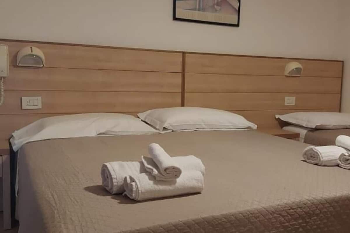 Comfort driepersoonskamer, balkon | Een kluis op de kamer, een bureau, gratis babybedden, gratis wifi
