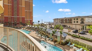 Ein Hotel mit Pool, Palmen und Blick auf den Ozean.