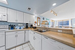 Fridge, microwave, oven, stovetop - Whaler 3C with Balcony (Gulf Shores)