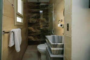 Habitació triple de luxe, vistes a la ciutat | Bany