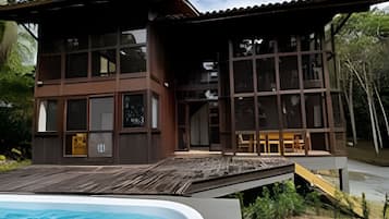 Deluxe chalet | Zwembad | Een buitenzwembad