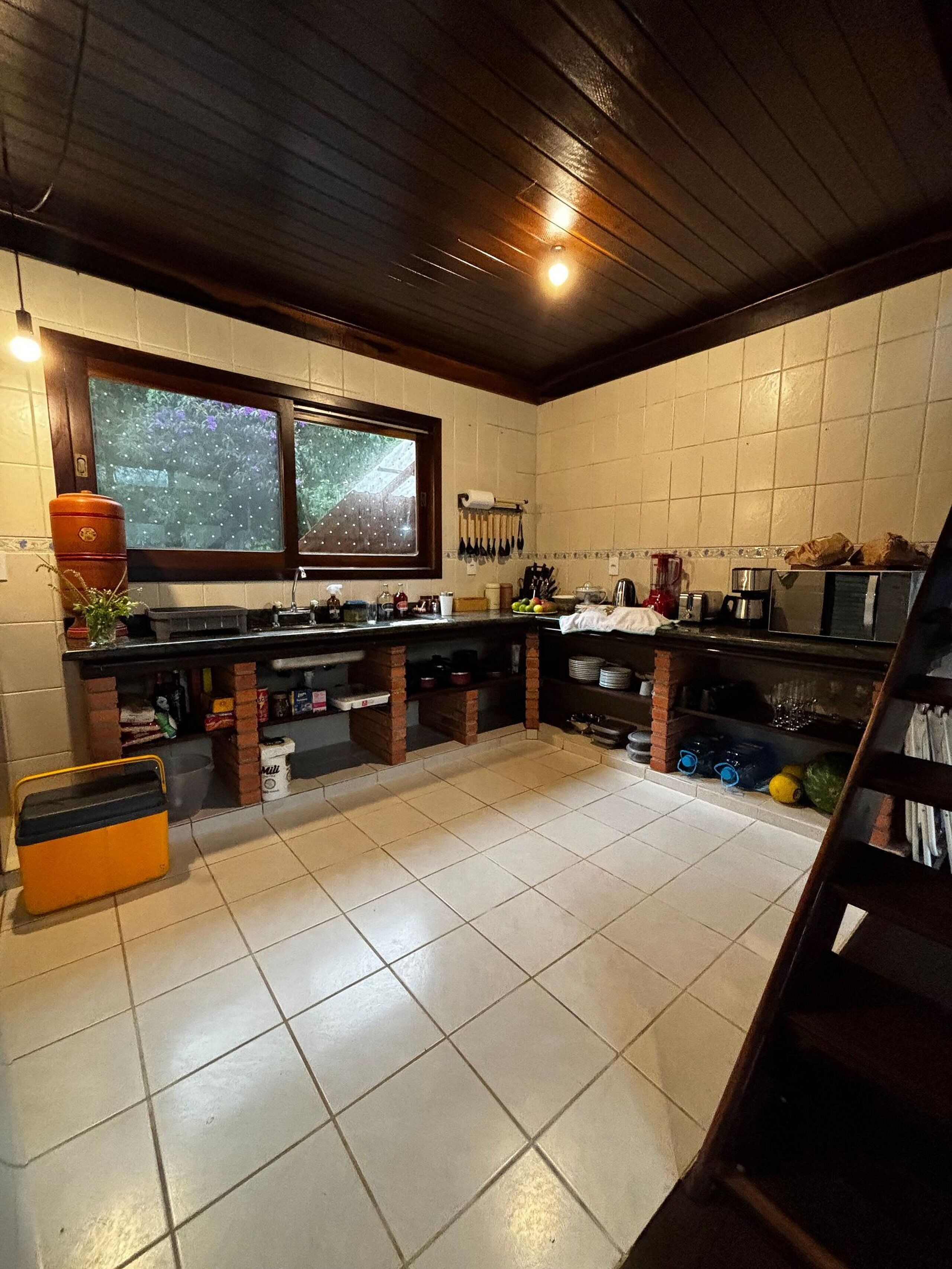 Premium chalet | Privékeuken | Een koelkast, een magnetron, een oven, een kookplaat