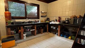 Premium chalet | Privékeuken | Een koelkast, een magnetron, een oven, een kookplaat