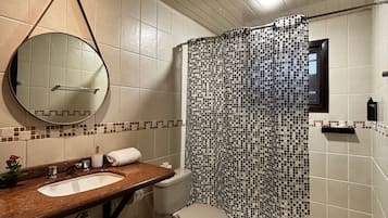 Chalet Deluxe | Baño | Ducha, toallas, jabón y champú