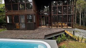 Deluxe chalet | Zwembad | Een buitenzwembad