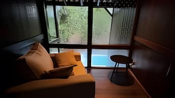 Premium Chalet | Ruang tamu | 55 inci sebuah televisyen pintar dengan digital