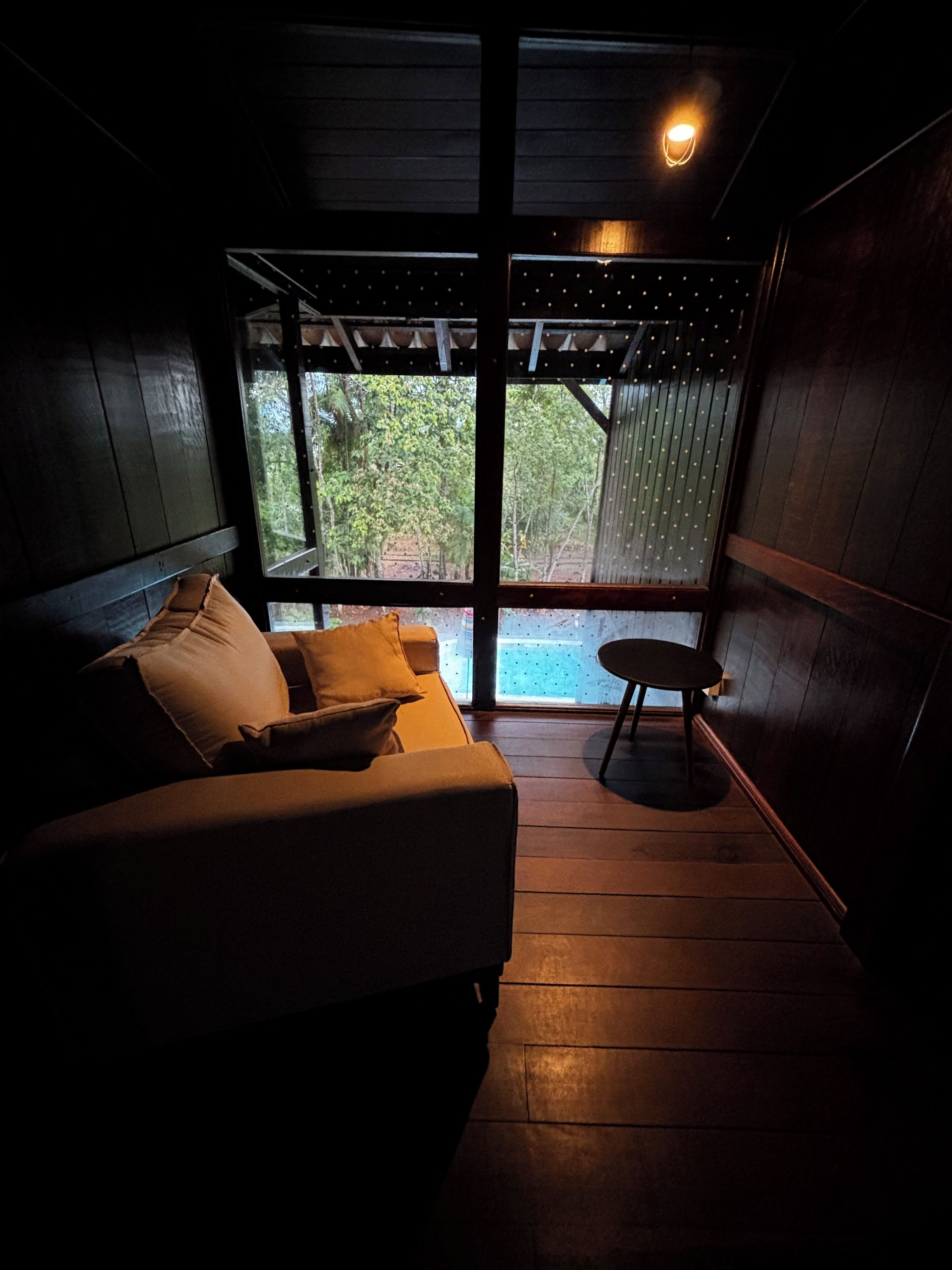 프리미엄 샬레 | 거실 공간 | 디지털 채널 시청이 가능한 55인치 스마트 TV