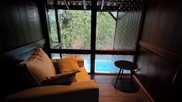 Chalé premium | Área de estar | Smart TV 55 polegadas com canais digitais