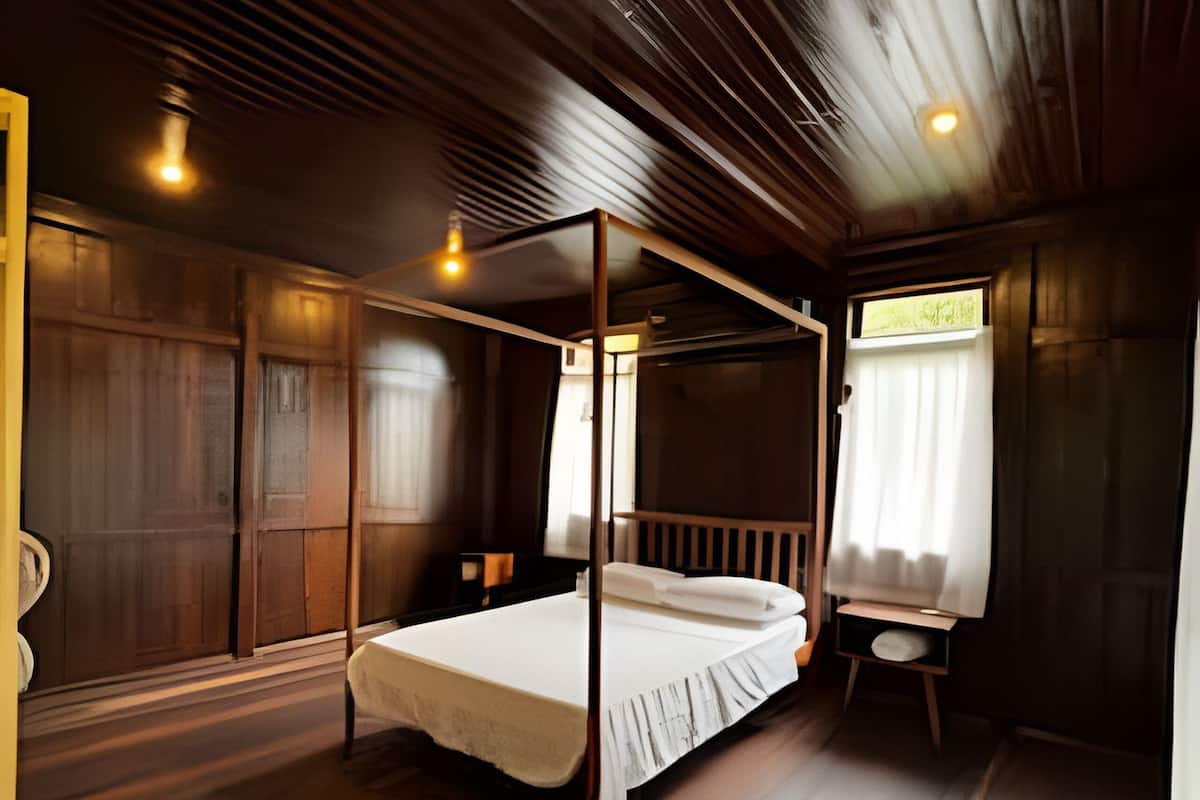 Premium Chalet | Premium bedding, desk, laptop workspace, free WiFi