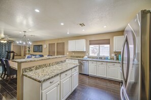 Interior - Pet Friendly Home, Private Dog Run, Charming Desert Getaway, Comfortable (Mesa)