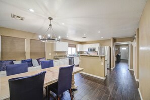 Dining - Pet Friendly Home, Private Dog Run, Charming Desert Getaway, Comfortable (Mesa)