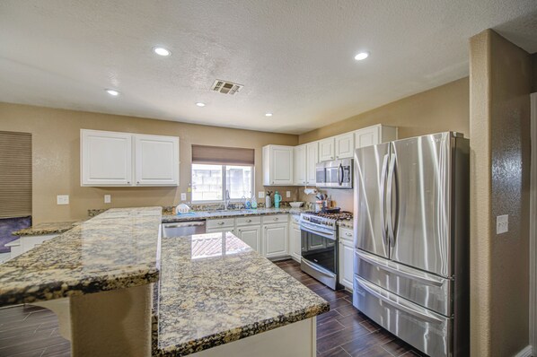 Private kitchen - Pet Friendly Home, Private Dog Run, Charming Desert Getaway, Comfortable (Mesa)