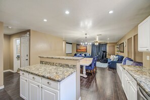 Interior - Pet Friendly Home, Private Dog Run, Charming Desert Getaway, Comfortable (Mesa)