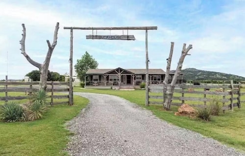 Mountain views, quiet location, Close to Fort Sill and Medicine Park!