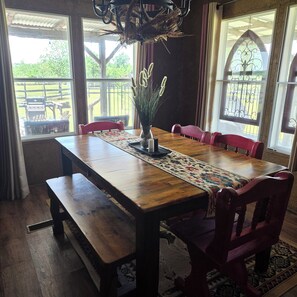 Dining - Mountain views, quiet location, Close to Fort Sill and Medicine Park! (Lawton)