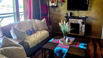 TV connectée, cheminée, jeux vidéo, livres