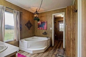 Hair dryer, towels, soap, shampoo - Mountain views, quiet location, Close to Fort Sill and Medicine Park! (Lawton)