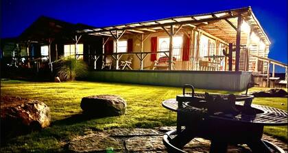 Mountain views, quiet location, Close to Fort Sill and Medicine Park!