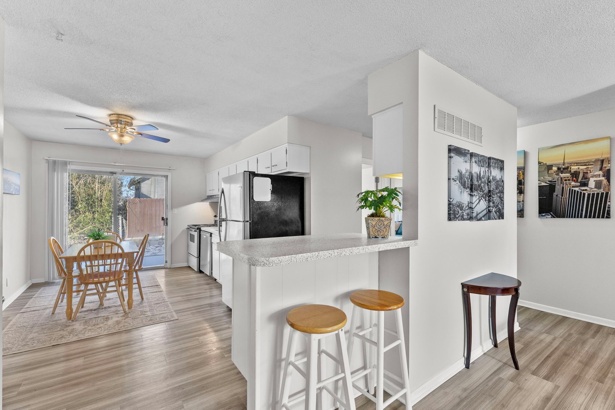 Réfrigérateur, micro-ondes, four, plaque de cuisson