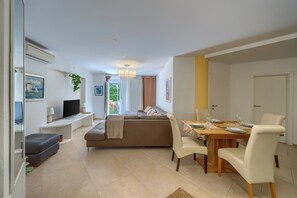 Living area - A 2 Comfortable apt w Terrace & Garden, Near Beach (Split)