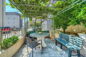 Outdoor dining - A 2 Comfortable apt w Terrace & Garden, Near Beach (Split)
