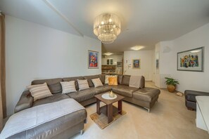 Living area - A 2 Comfortable apt w Terrace & Garden, Near Beach (Split)