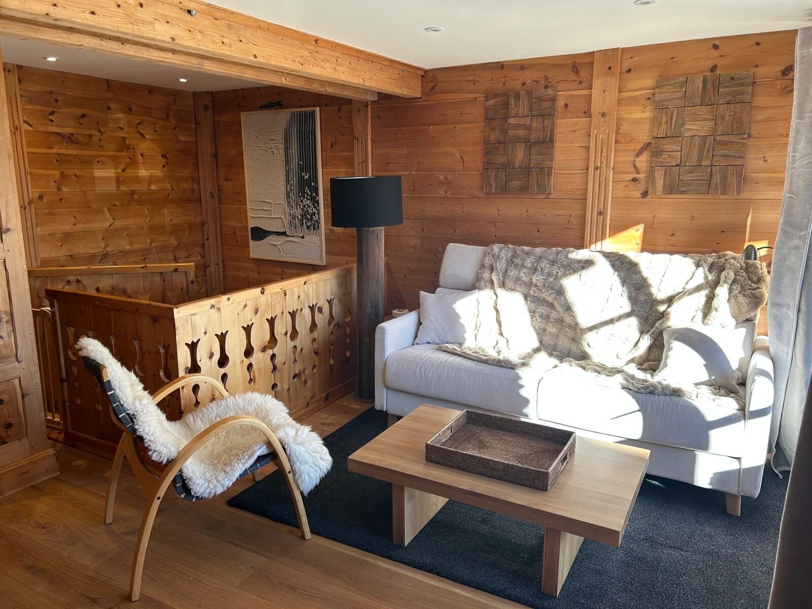 Smart TV, chimenea y estéreo 