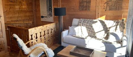 Smart TV, chimenea y estéreo