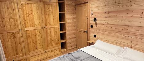 Iron/ironing board, travel crib, free WiFi, bed sheets