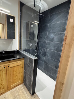 Shower, hair dryer, towels, soap - Chalet Les Racines 1 (Villard-Reculas)