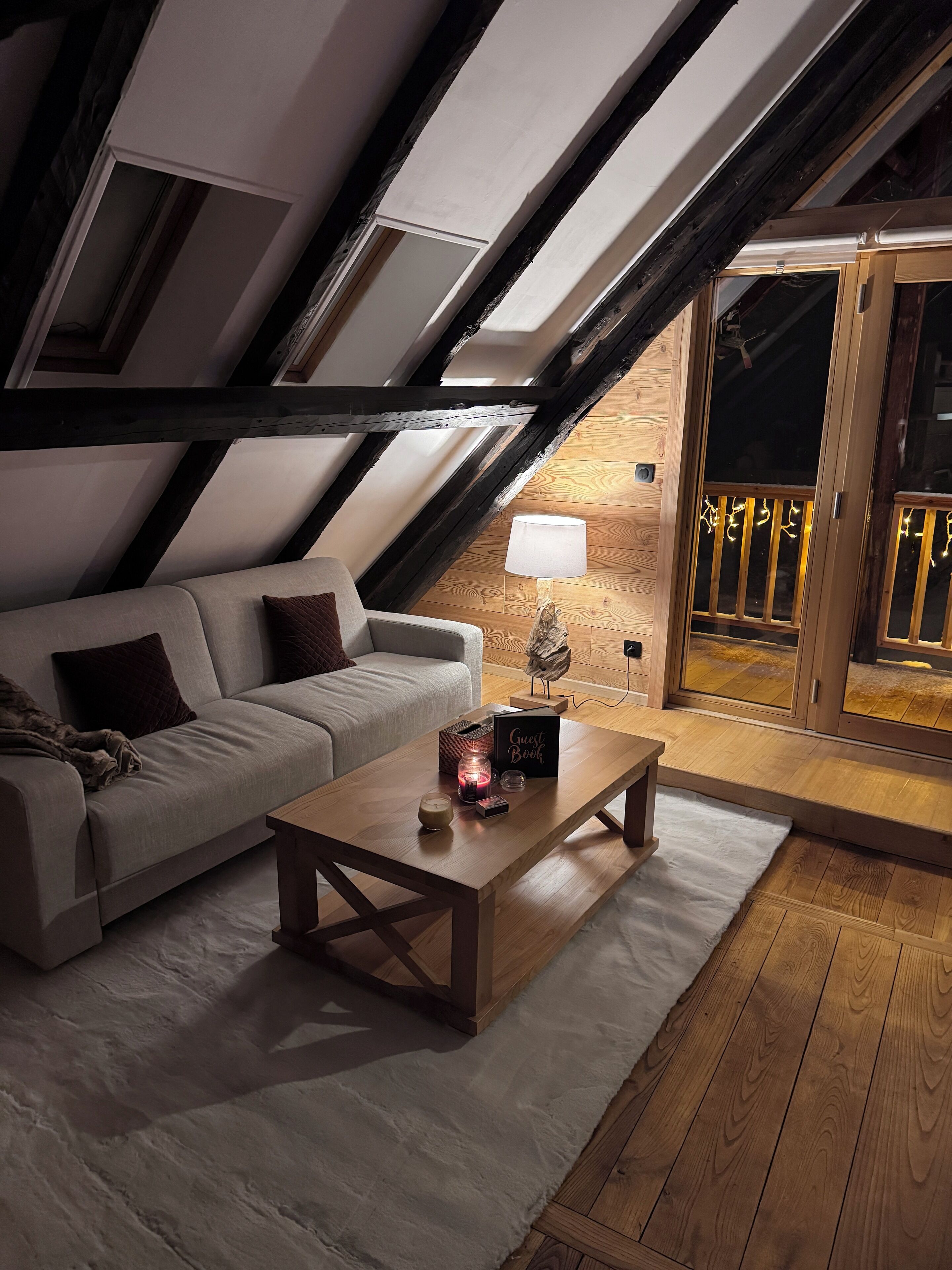 Una Smart TV, una chimenea, un reproductor estéreo