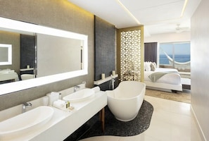 Sèche-cheveux, bidet, serviettes fournies, savon