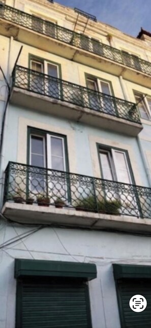 Unclassified image, 3 of 10, button