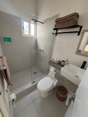 Towels, soap, shampoo, toilet paper - Comfortable and spacious room w/alberca (Cancún)