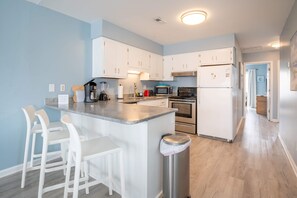 Fridge, microwave, oven, stovetop - So Free - Dogs Allowed - Walk to Beach (North Topsail Beach)