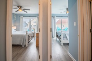 3 bedrooms, iron/ironing board, WiFi, bed sheets - So Free - Dogs Allowed - Walk to Beach (North Topsail Beach)