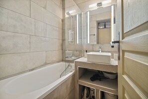 Hair dryer, towels, soap, toilet paper - Cap Estérel T2 Sea View with wave pools and parking (Saint-Raphaël)