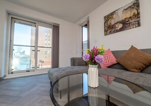 Living area - Luxury City Flat ✦ Steps to O2 Academy & Dining (Birmingham)