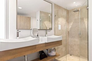 Shower, hair dryer, towels, shampoo - Luxury Penthouse w/ Private Pool & Ocean Views (Cabo San Lucas)