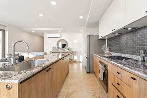 Réfrigérateur, micro-ondes, four, plaque de cuisson