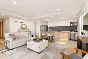 Una televisión, una oficina