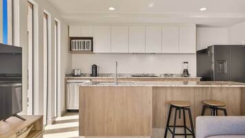 Frigorifero, microonde, piano cottura, lavastoviglie