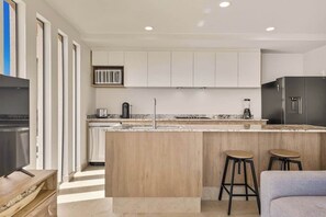 Frigorifero, microonde, piano cottura, lavastoviglie