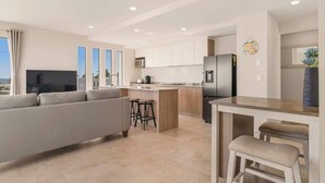Un apartamento moderno con sala de estar, cocina y comedor.